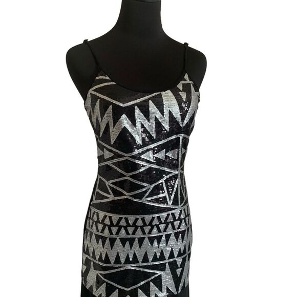 Gorgeous BKE Sequin Tank Top in Black & Silver, Size Medium - Picture 2 of 8